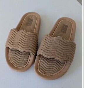 APL zigzagTan Slide Sandals with Wavy Strap sz 6/7